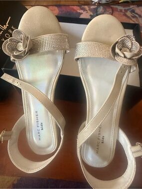 Marc Fisher Kids Rhinestone Rose Sandal Size 5